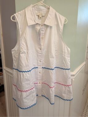 Lilly Pulitzer White Sleeveless Button-Up Top with Pink Tag Detail